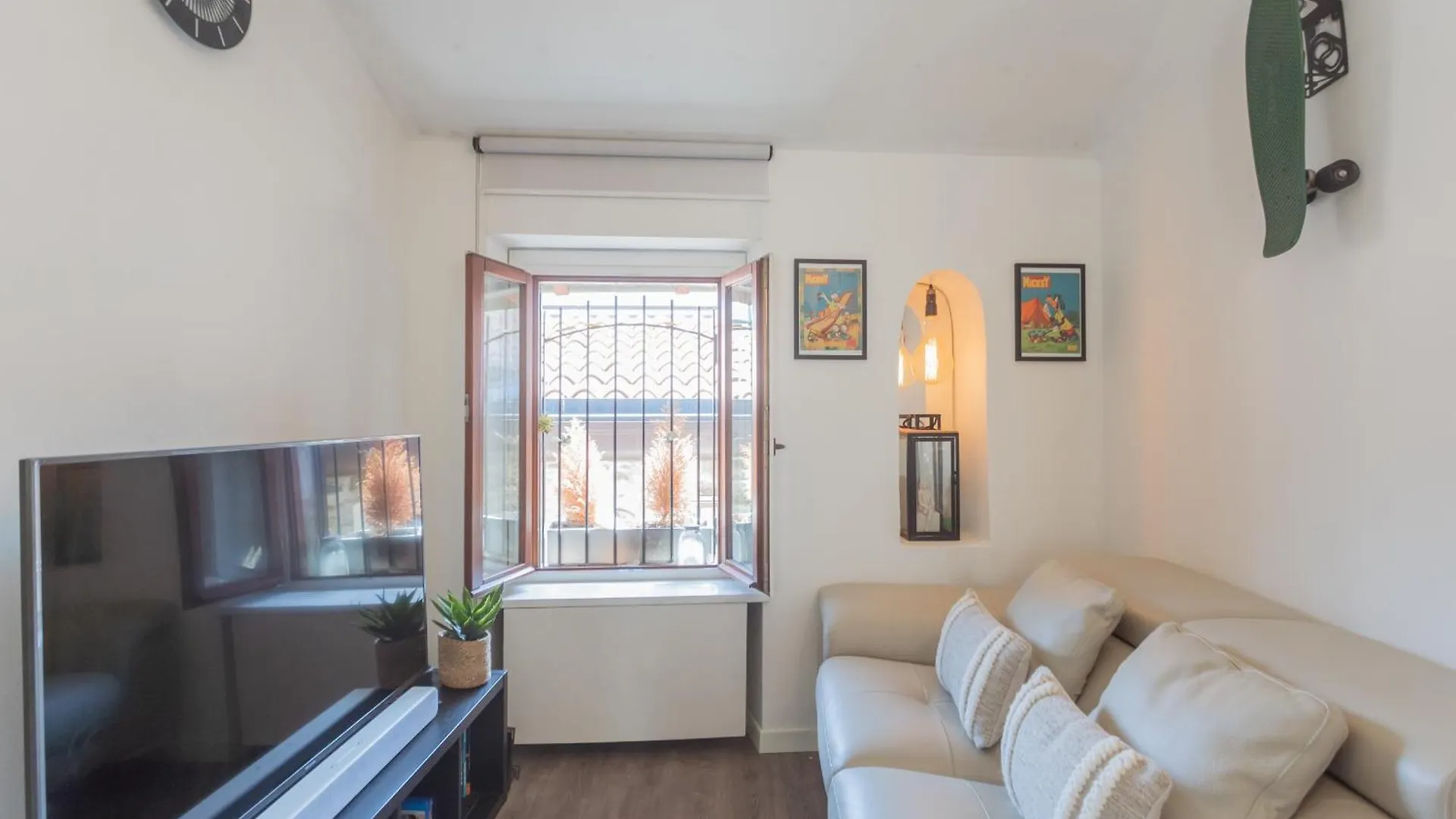Pretty Studio In Old Town By Rent All Como Carate Urio 0*,  イタリア
