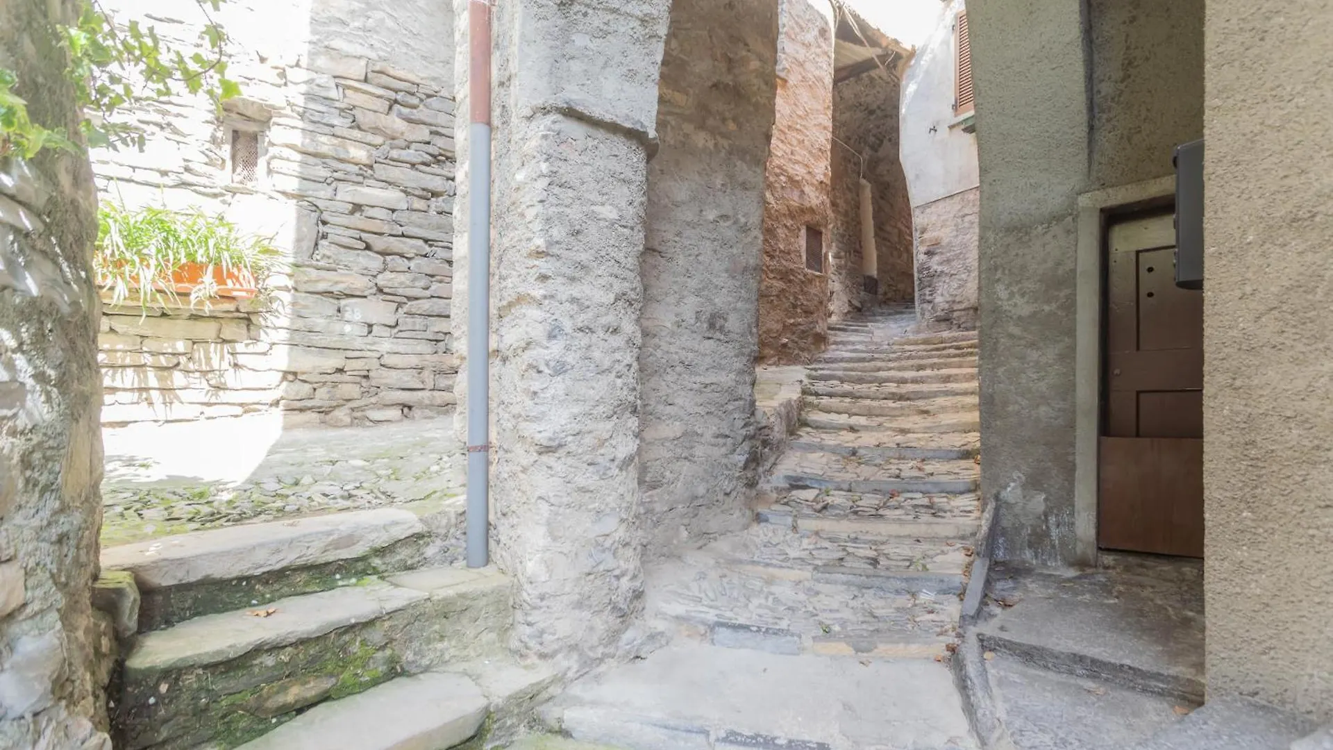 Pretty Studio In Old Town By Rent All Como Carate Urio イタリア