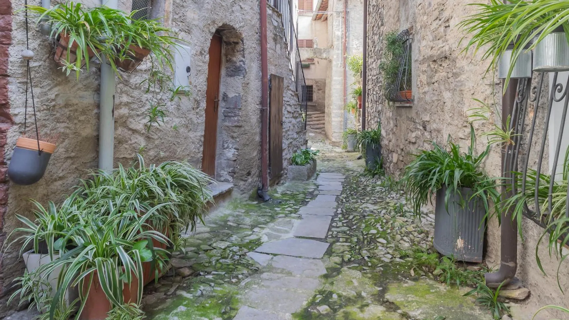 Pretty Studio In Old Town By Rent All Como Carate Urio 0*,  イタリア